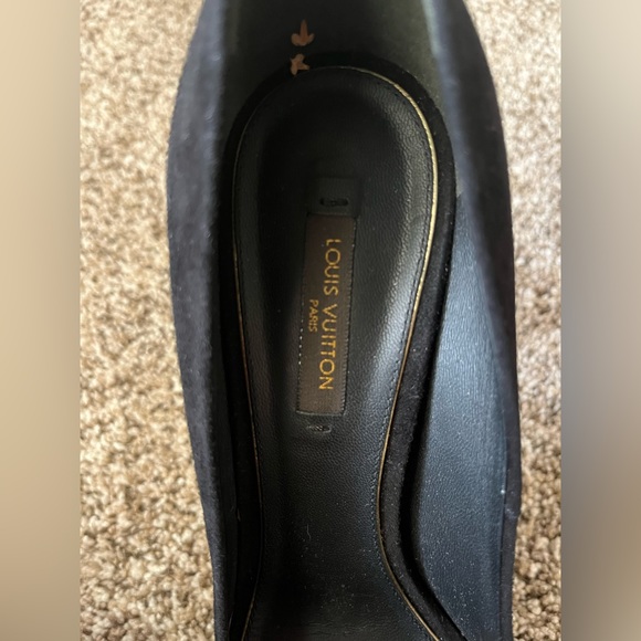 ‼️Louis Vuitton‼️ Black Suede Peep toe Platform Pumps Gold locks - Picture 4 of 6